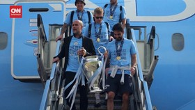 VIDEO: Bawa Piala Champion, Squad Manchester City Tiba di Manchester