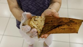 FOTO: Zongzi, Kue Tradisional Asal China yang Mirip Bacang