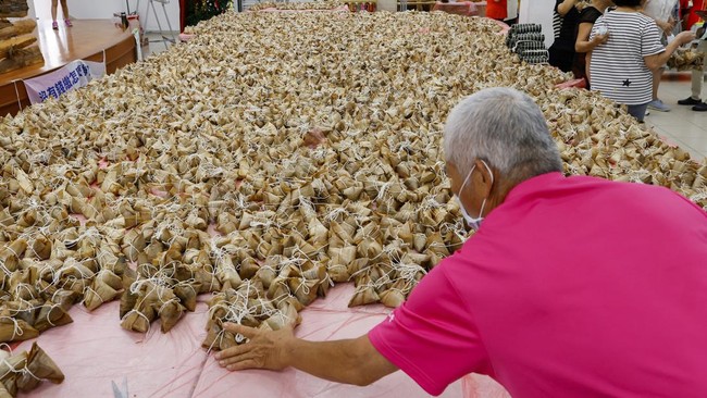 FOTO: Zongzi, Kue Tradisional Asal China yang Mirip Bacang