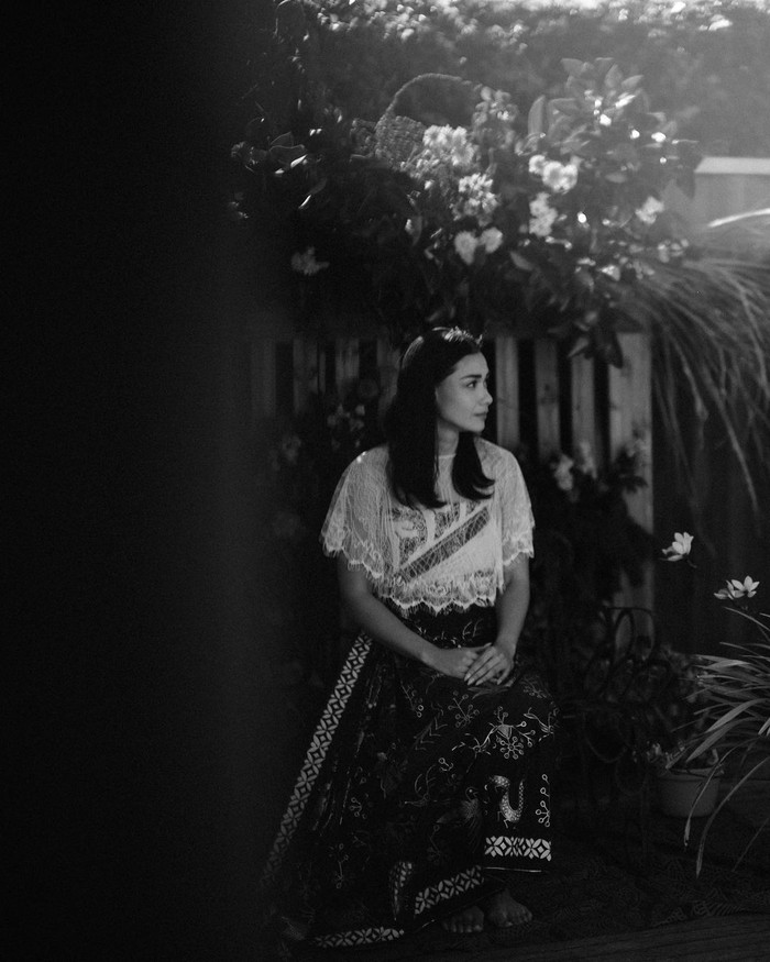 Dalam prosesi siramannya, Adinia Wirasti menggunakan busana kain dari Iwan Tirta Batik. /Foto: instagram.com/adiniawrst/Ign Raditya Bramantya