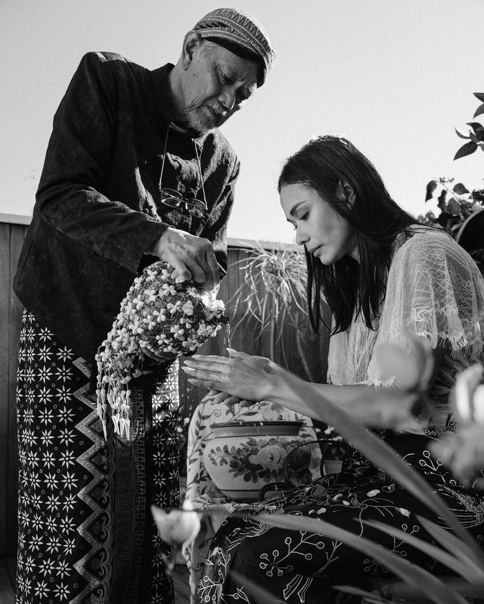 Urutan siraman dimulai dari sesepuh tertua, kemudian kedua orangtua pengantin, dan yang terakhir adalah juru rias pengantin. /Foto: instagram.com/adiniawrst/Ign Raditya Bramantya