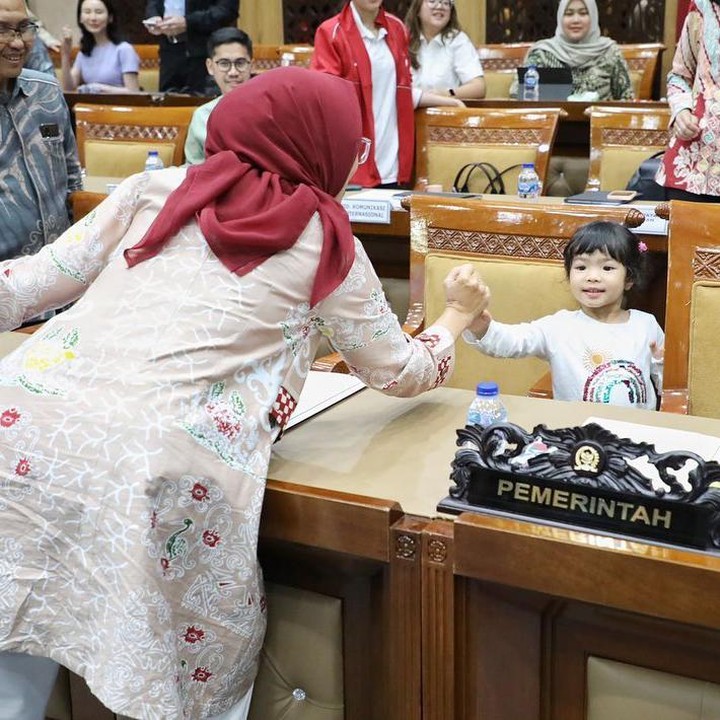 <p>Sadia pun memang terlihat tenang bersama seorang wanita yang mendampinginya di bangku belakang, Bunda. Ia juga terlihat ramah pada orang-orang yang ada di sekitarnya, lho. "Keren anaknya ikut rapat, pasti ibunya lagi ada kegiatan lain," tutur @dijo***. (Foto: Instagram @ditoariotedjo)</p>