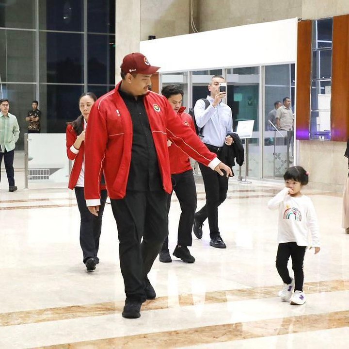 <p>Momen ini ia bagikan melalui postingan di Instagram. Dalam unggahan tersebut, putrinya yang bernama Sadia Kiera Nadashana terlihat menggemaskan ketika mengikutinya bekerja di Kemenpora. (Foto: Instagram @ditoariotedjo)<br /><br /><br /></p>