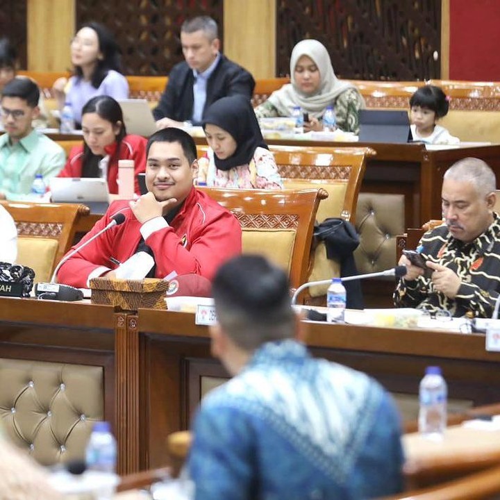 <p>Melalui kolom <em>caption,</em> Dito mengucapkan maaf dan terima kasih karena sudah diizinkan membawa Sadia ke dalam ruang rapat. Ternyata, Dito terpaksa membawa sang putri karena sebelumnya sudah meninggalkannya selama 4 hari di rumah. "Mohon maaf dan terima kasih juga bapak ibu pimpinan yang sudah mengizinkan anak saya ikut nemenin rapat yang sudah saya tinggal 4 hari sendirian di rumah," ujarnya. (Foto: Instagram @ditoariotedjo)<br /><br /><br /></p>