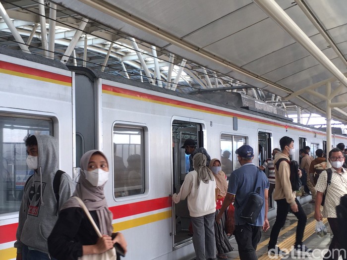 Pihak KRL Commuter Line menerapkan prokes terbaru untuk para penumpang pada masa transisi endemi COVID-19. Lalu, apakah sudah boleh lepas masker di KRL?