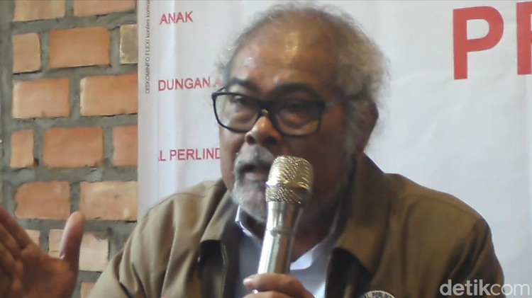 Arist Merdeka Sirait Komnas PA berniat laporkan balik Wali Kota Jambi Syarif Fasha buntut siswi SMP di Jambi dipolisikan usai kritik pemkot.