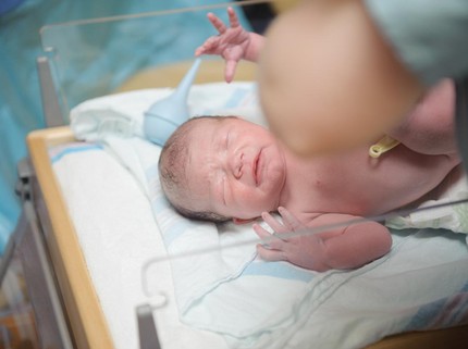 Bayi Baru Lahir Tak Menangis: Simak Bahaya, Penanganan & Pencegahannya Sejak Hamil