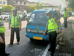 Bukannya Santai Liburan, Bule AS Malah Jadi Sopir Angkot di Bali