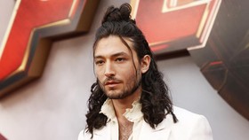 Ezra Miller Hadiri Premier The Flash Usai Kena Kasus Grooming