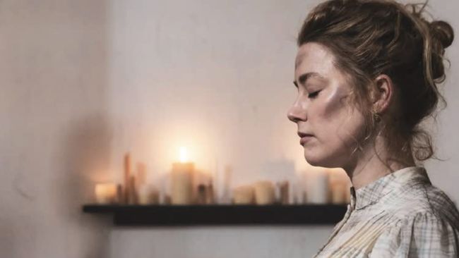 Satu tahun setelah sidang lawan Johnny Depp, Amber Heard kembali muncul ke hadapan publik untuk hadiri premier film barunya, In the Fire.