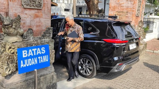 Selain menerima Ganjar Pranowo, Jokowi menerima Puan Maharani di Istana Kepresidenan pada hari ini.