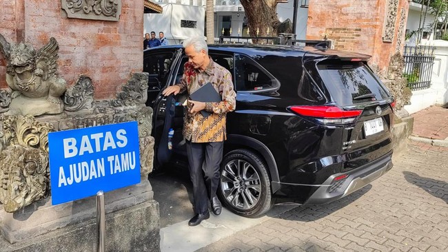Ganjar Pranowo bertemu dengan Sandiaga Uno saat menghadiri rapat terbatas di Istana Kepresidenan Jakarta bersama Jokowi.