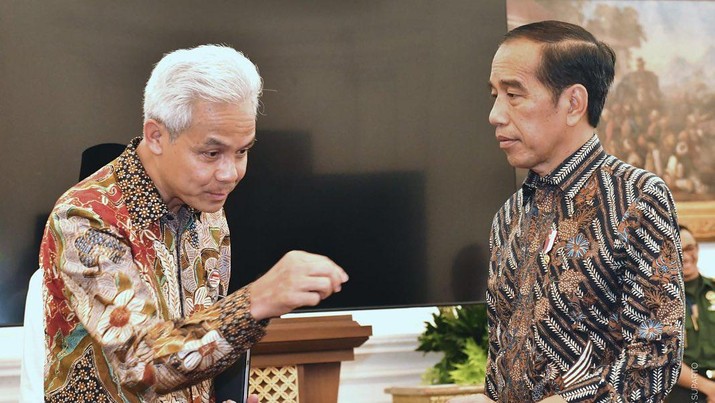 Ganjar Pranowo saat berdiskusi dengan Presiden Joko Widodo. (Instagram @pramonoanungw)