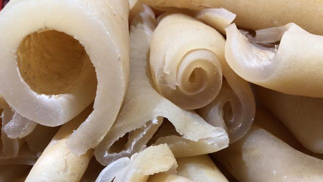 Sebelum dimasak, kulit sapi harus dibersihkan dan dihilangkan bulunya. Berikut cara membersihkan kulit sapi agar bebas bulu dan tidak bau.