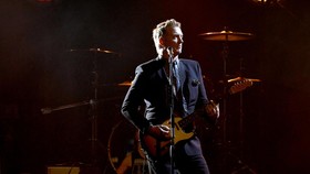 Josh Homme Operasi Darurat, Queens of the Stone Age Batalkan Tur