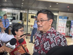 Djarot Ngaku PDIP Anti Dinasti Politik, Sebut Jokowi Ingin Gibran-Bobby Maju