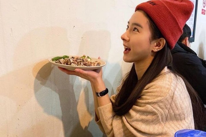 Lama tidak terlihat, Kim So Eun sekarang disibukan dengan aktivitasnya sebagai model, dan muncul dalam berbagai majalah fashion populer di Korea. Tunggu comeback akting Kim So Eun ya, Beauties!./ foto: instagram.com/socun89