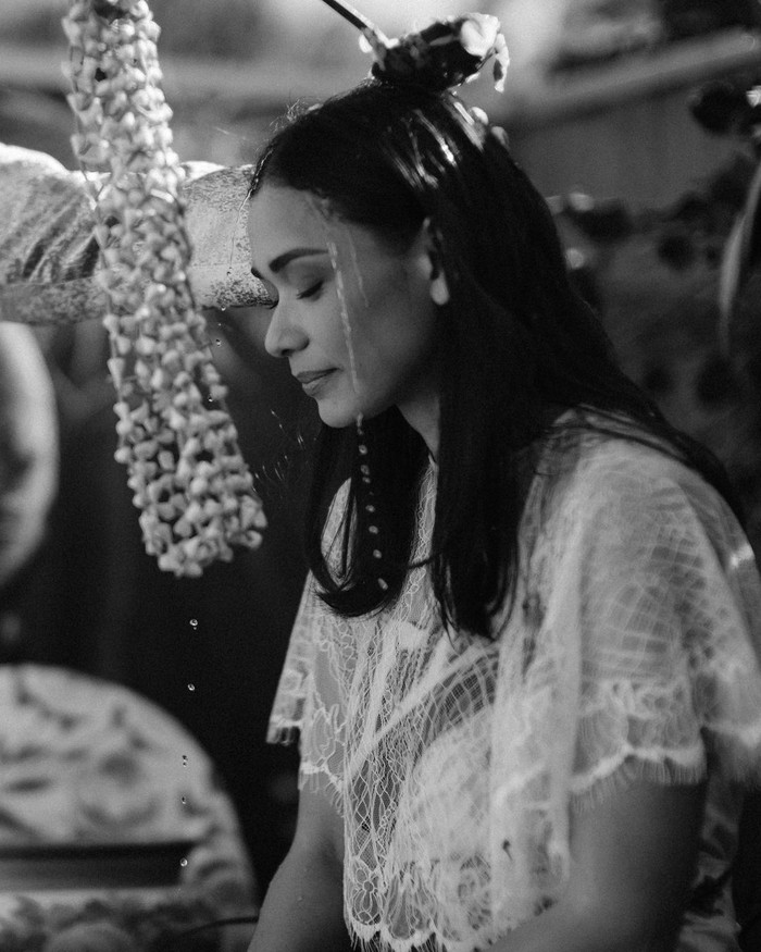 Momen siraman dalam adat Jawa umumnya dilakukan sehari sebelum melakukan ijab kabul. /Foto: instagram.com/adiniawrst/Ign Raditya Bramantya