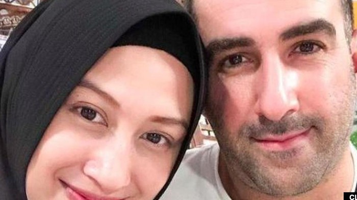 Pria Arab Dibuat Terheran-heran dengan 6 Kebiasaan Orang Indonesia, Termasuk Suguhan Air Putih Saat Bertamu!