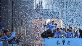 FOTO: Manchester Berubah Biru Rayakan Treble Winners