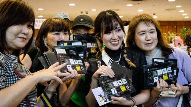 FOTO: Prangko Spesial Hari Jadi ke-10 BTS