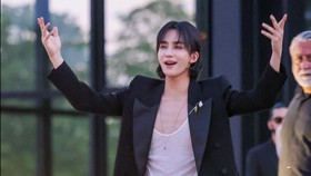FOTO: Pesona Jeonghan SEVENTEEN hingga Kento Yamazaki di Berlin