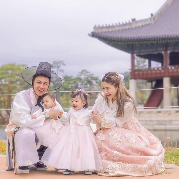 <p>Bible dan Zefanya mengenakan hanbok dengan rok bernuansa merah muda. Sementara itu, kepalanya dihiasi dengan bunga warna senada. Cantik, ya. (Foto: Instagram: @felicyangelista_)</p>