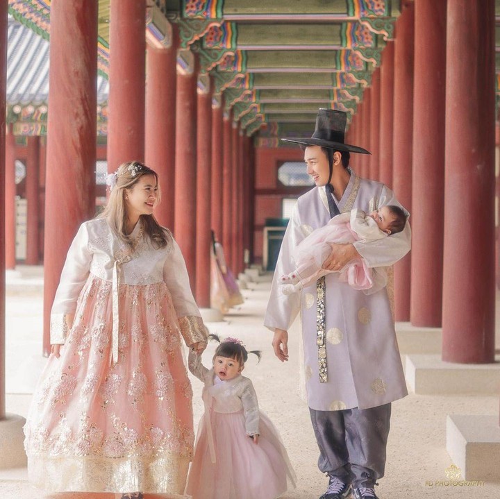 <p>Feli sendiri mengenakan hanbok dengan rok warna <em>peach</em>. Rambutnya dibiarkan digerai cantik, tetapi dihiasi dengan bunga warna putih. (Foto: Instagram: @felicyangelista_)</p>