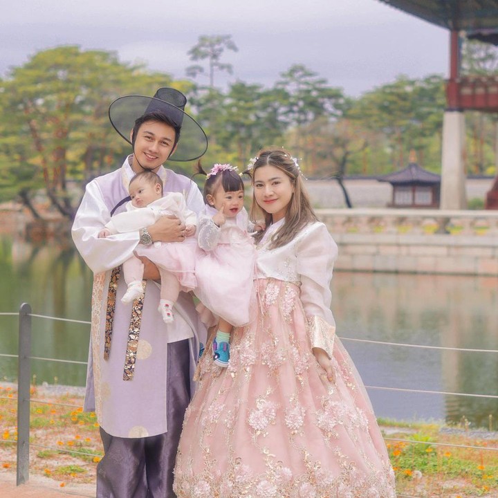 <p>Banyak netizen yang mengatakan keluarga Feli dan Hito adalah keluarga idaman. Tak sedikit yang mendoakan agar keempatnya selalu harmonis. Selain itu, keluarga ini juga dikomentari tampil bak keluarga kerajaan. (Foto: Instagram: @felicyangelista_)</p>
