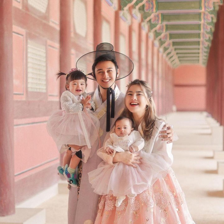 <p>Sementara itu, Hito mengenakan pakaian tradisional Korea lengkap dengan topi warna hitam yang khas. Ia pun menggendong sang anak dengan penuh sayang. (Foto: Instagram: @felicyangelista_)</p>