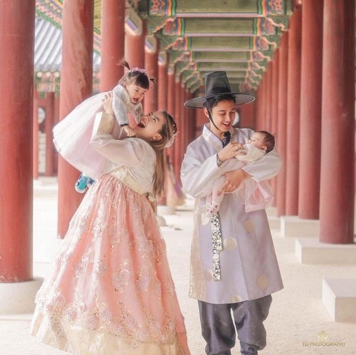 <p>Salah satu <em>followers</em> Feli dengan akun @ffre***** berkomentar, <em>"Keluarga kerajaan mana niii." </em> Akun lainnya juga turut berkomentar. <em>"Happy familly (emotikon) tempat nya kaya d drakor Mr.Queen Yach, emng itu tmptnya kli yaa,"</em> tulis akun @nura******. (Foto: Instagram: @felicyangelista_)</p>