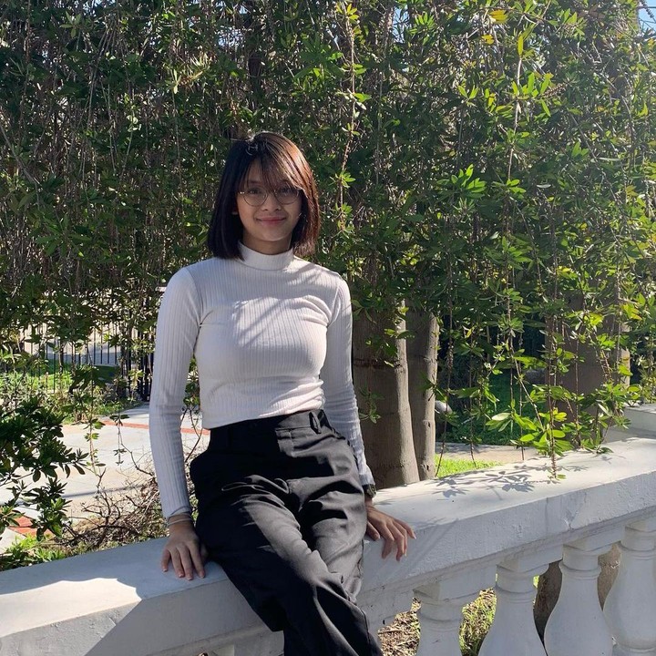 <p>Bunda pasti mengenal gitaris dan pencipta lagu, Andra Ramadhan, Bukan? Setelah menikah dengan Ismulia Permatasari, ia dikaruniai 4 orang anak. Anak bungsunya, Khadeeja Aisha pun sudah beranjak dewasa. (Foto: Instagram: @khadeejaisha)</p>
