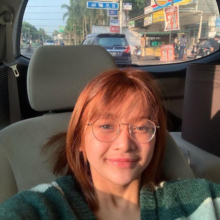 <p>Sejak kecil, Khadeeja dikenal memiliki wajah yang imut. Ia juga memiliki ciri khas rambut hitam lurus dan mengenakan kacamata. (Foto: Instagram: @khadeejaisha)</p>
