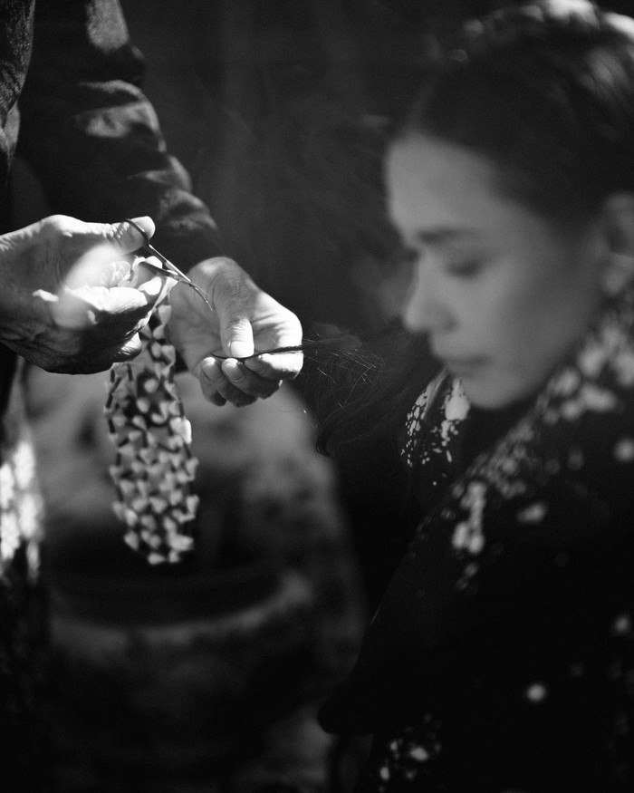 Prosesi siraman yang terakhir adalah proses Potong Rikmo, yaitu proses memotong rambut mempelai wanita dan menguburnya bersama dengan rambut mempelai pria di halaman rumah. Hal ini bertujuan agar mempelai mendapatkan kebahagiaan dalam rumah tangganya. /Foto: instagram.com/adiniawrst/Ign Raditya Bramantya