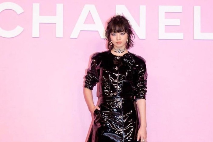 Punya visual dan aura unik, Nana berhasil memikat brand CHANEL, dan dinobatkan sebagai 