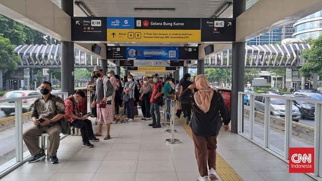 Di masa transisi menuju endemi Covid-19, kini penumpang tak lagi wajib memakai masker di KRL dan Transjakarta jika dalam kondisi sehat.