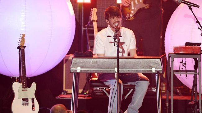 Pihak promotor mengumumkan tiket konser Rex Orange County di Indonesia habis terjual dalam lima jam.