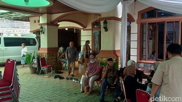 img-title Suasana Rumah Duka Salman Al Farisi Pemeran Ahong 'Si Doel'