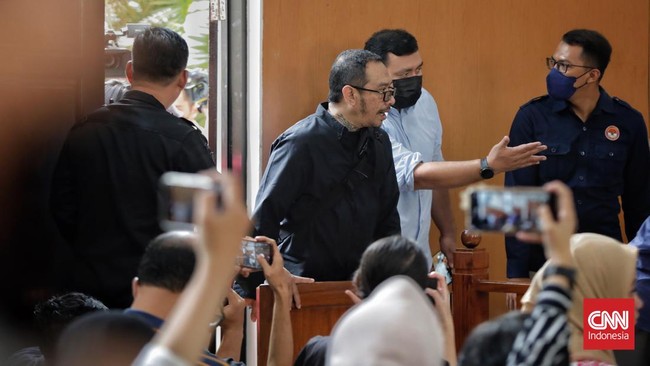 Ayah Cristalino David Ozora, Jonathan Latumahina tepuk tangan ketika Mario Dandy Satriyo berjalan ke luar dari ruang sidang utama usai divonis bersalah.
