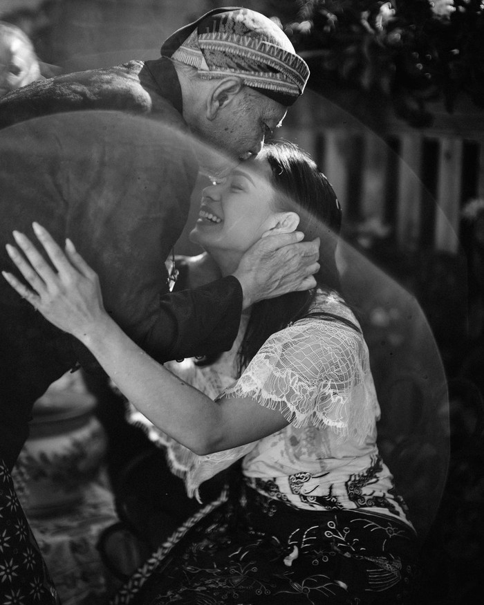 Siraman merupakan simbol peluruhan segala hal negatif dari diri calon pengantin untuk masuk ke gerbang pernikahan dengan diri yang suci. /Foto: instagram.com/adiniawrst/Ign Raditya Bramantya