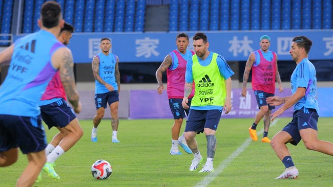 Pemain muda debutan timnas Argentina Alejandro Garnacho Ferreyra mengaku tidak bisa banyak bicara dengan Lionel Messi saat latihan di Beijing.