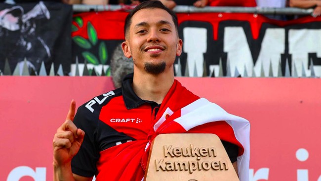 Nama pesepakbola Ilias Alhaft menjadi populer dalam beberapa hari belakangan di media sosial karena terlihat membawa bendera Indonesia.