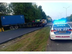 Sopir Lupa Ngerem Tangan, Truk Mundur hingga ke Rerumputan di Tol Jagorawi