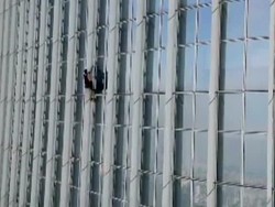 Aksi Spider-Man Asal Inggris Panjat Gedung 123 Lantai di Korea Selatan
