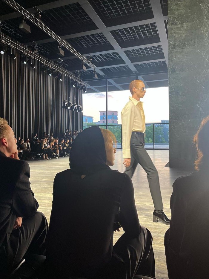 Pada Senin, (12/6) lalu, Ten yang merupakan anggota NCT, WayV, dan SuperM ini menghadiri Saint Laurent SS24 Show yang diselenggarakan di Berlin, Jerman./ Foto: instagram.com/tenlee_1001