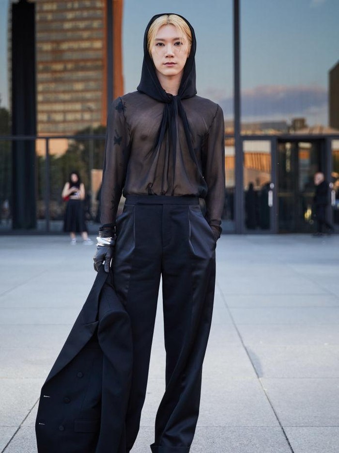 Idol bernama asli Chittapon Leechaiyapornkul tersebut tampil memukau dalam see-through outfit berwarna hitam serta tampilan blonde hair yang kontras./ Foto: Getty Images/Sebastian Reuter