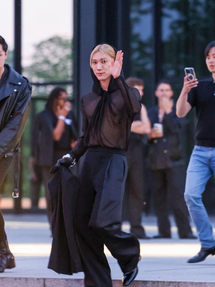 Kali ini, ia kembali memancarkan aura 'mahal' dan memesona dalam balutan outfit dari luxury brand Saint Laurent./ Foto: Getty Images/Gerald Matzka