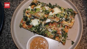 VIDEO: Menikmati Lezatnya Pizza Bertoping Sayuran, Berbumbu Pecel