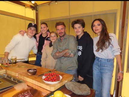 5 Potret Victoria Beckham dengan Keluarga dan Menantu, Tepis Kabar Tak Akur
