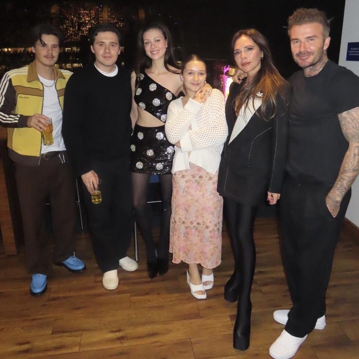 <p>Bunda empat orang anak ini juga meninggal pesan manis dalam kolom caption. "Minggu terbaik. Aku sangat mencintai kalian semua @davidbeckham @brooklynpeltzbeckham @romeobeckham @cruzbeckham @nicolaannepeltzbeckham #harperseven," tulisnya. (Foto: Instagram @victoriabeckham)<br /><br /><br /></p>